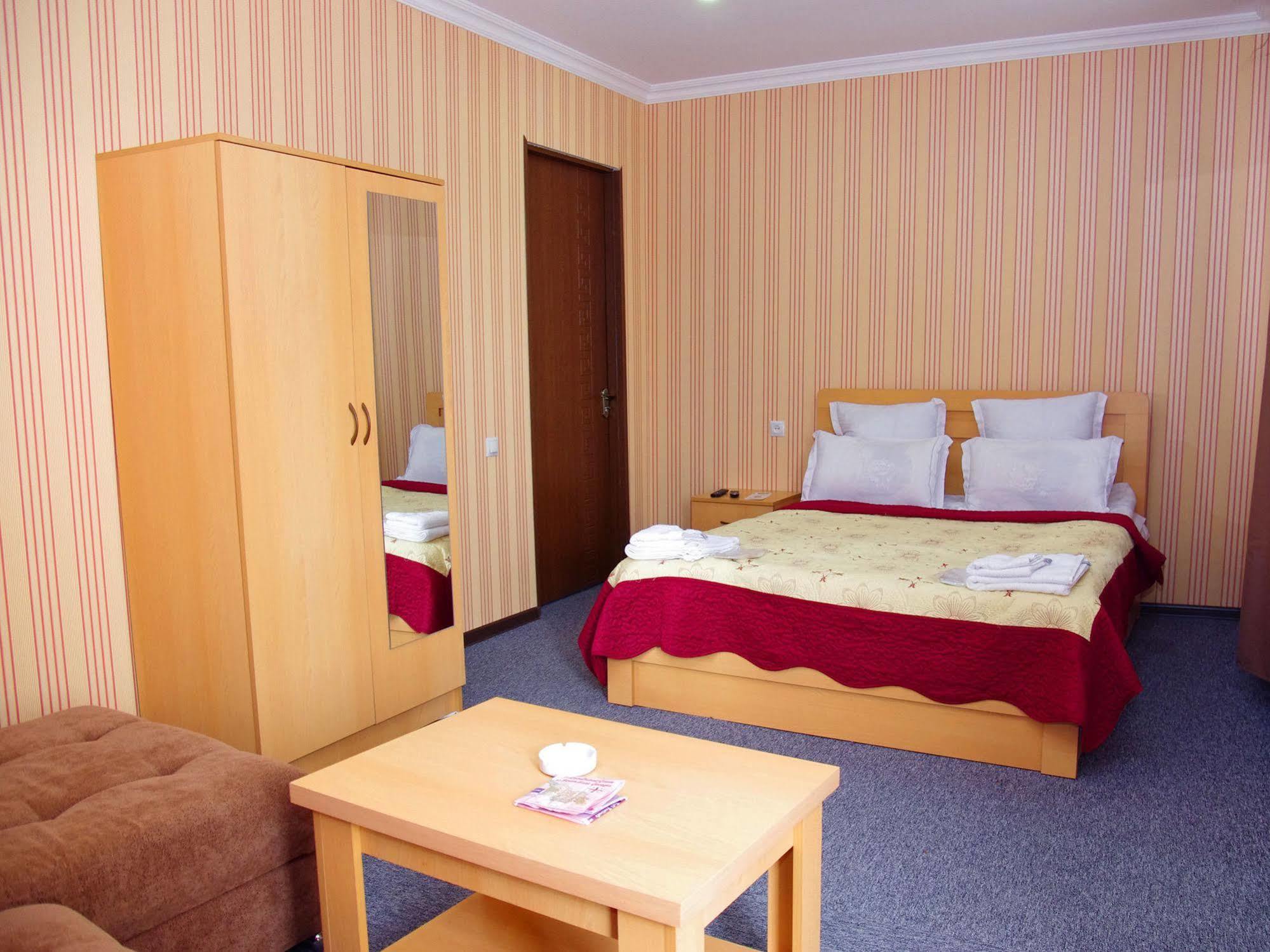 King Edward Hotel Тбілісі Екстер'єр фото