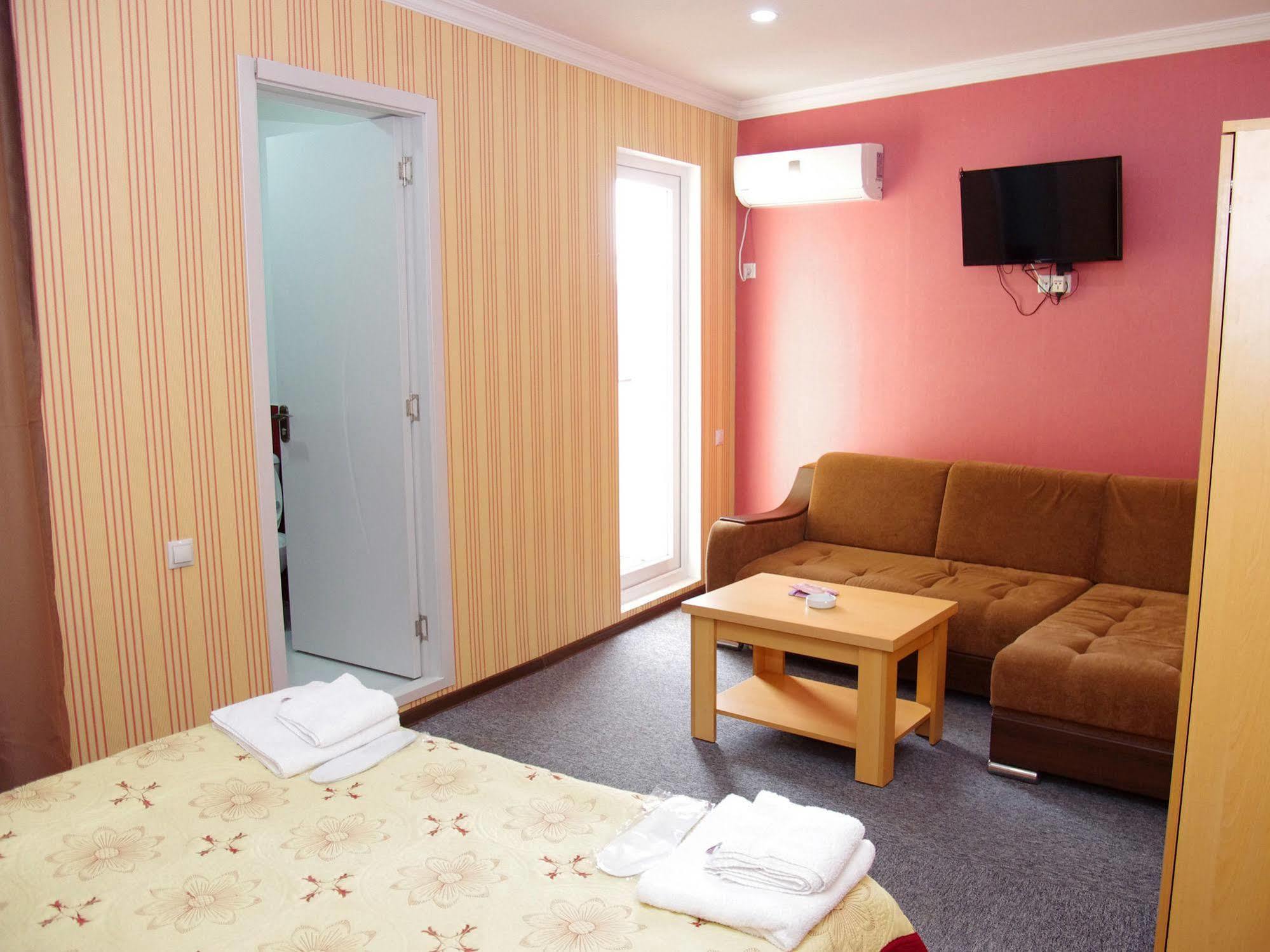 King Edward Hotel Тбілісі Екстер'єр фото